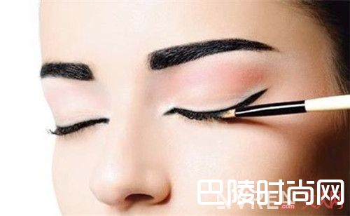 眼妆的重要性_解决手残党的眼线问题  让完美眼妆杀伤力十足