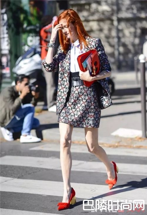 利用鞋子搭配_红色单品“见春死”？这样搭配一样可以清新脱俗！