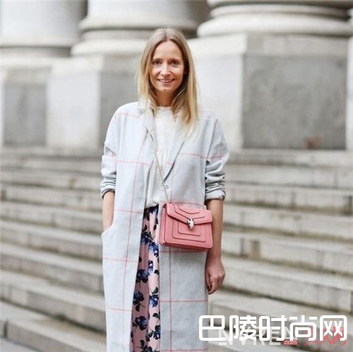 休闲单肩贝壳包如何搭配_女士包包如何搭配 简约精致包包搭配 给最潮流的你