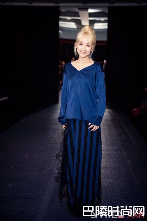 浅金色染发明星示范_从集体lob头到全民剪刘海 再到二次元染发你都跟上了没