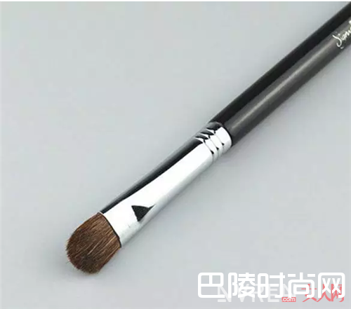 哪些眼影刷值得推荐_不要再说妆容搞不定 那一定是你化妆刷没选好