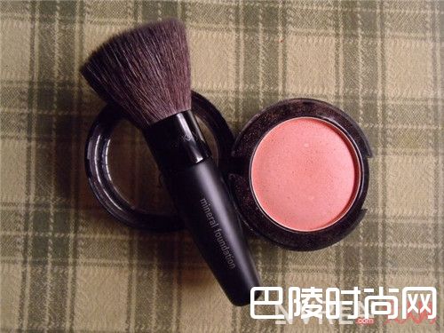 有哪些好用的散粉刷_不要再说妆容搞不定 那一定是你化妆刷没选好