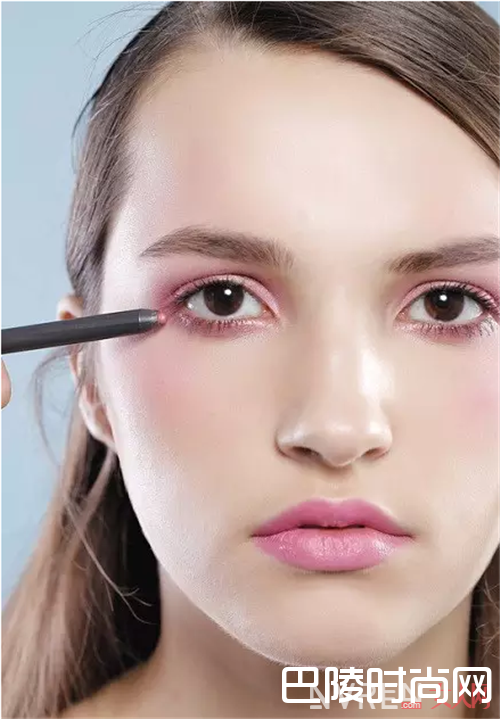 “桃花妆”有多美腻_一种招“桃花”的妆容 让你在春天美不胜收