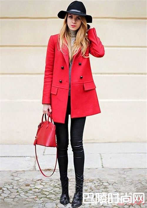 休闲单肩贝壳包如何搭配_女士包包如何搭配 简约精致包包搭配 给最潮流的你