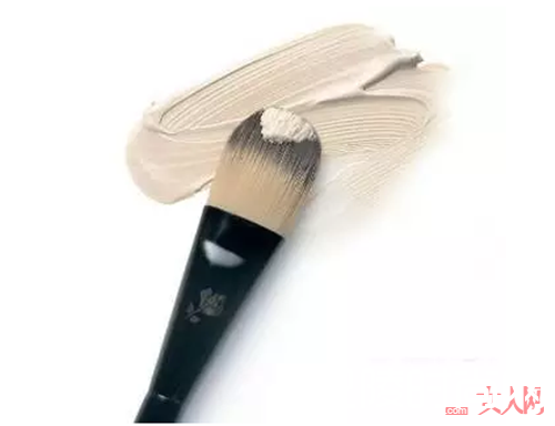 哪些粉底刷值得推荐_不要再说妆容搞不定 那一定是你化妆刷没选好