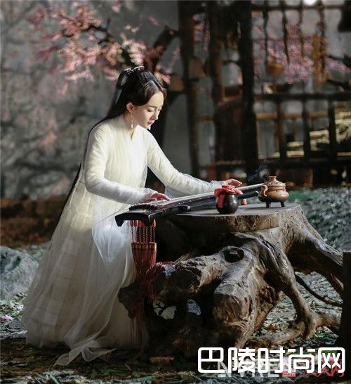 杨幂原味戏服卖八千多_杨幂原味戏服卖高价！还是老老实实学大幂幂同款搭配吧