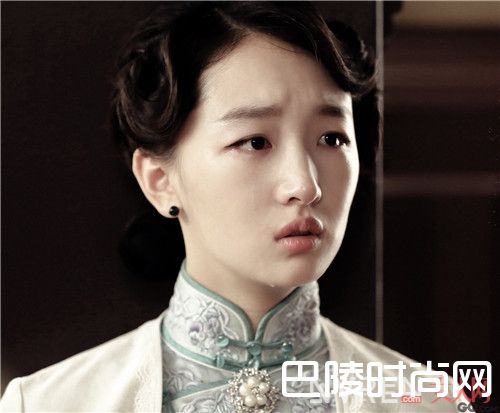 周冬雨的民国造型_流量小花又掀民国发型热 到底谁家爱豆配称风情万种?