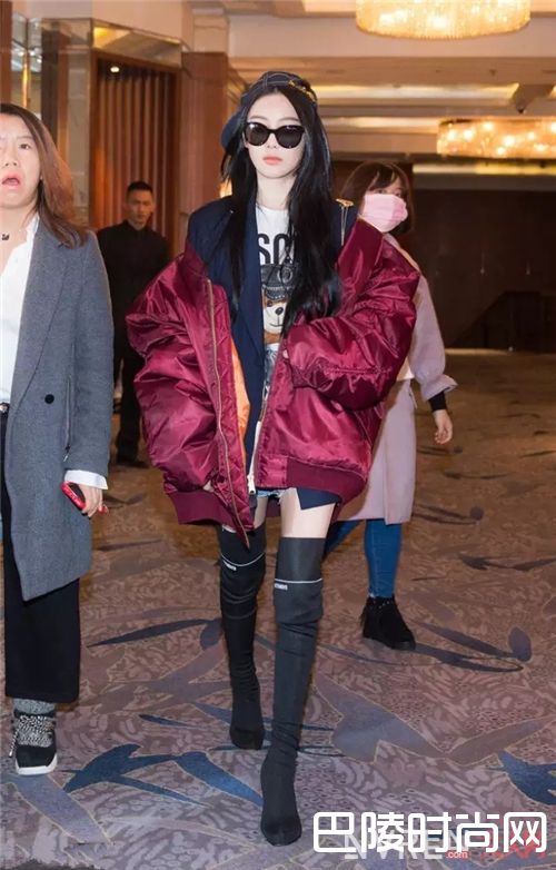 MOSCHINO T恤推荐_基础款升级穿搭 给乱穿衣“加点料”