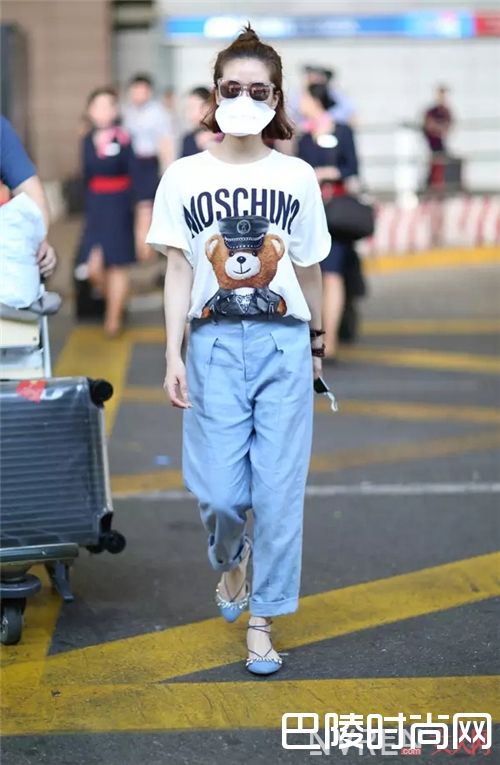 MOSCHINO T恤推荐_基础款升级穿搭 给乱穿衣“加点料”