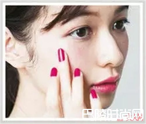 一直很时尚的血色感腮红_巧用腮红打造完美妆容 这些技巧你get了吗？
