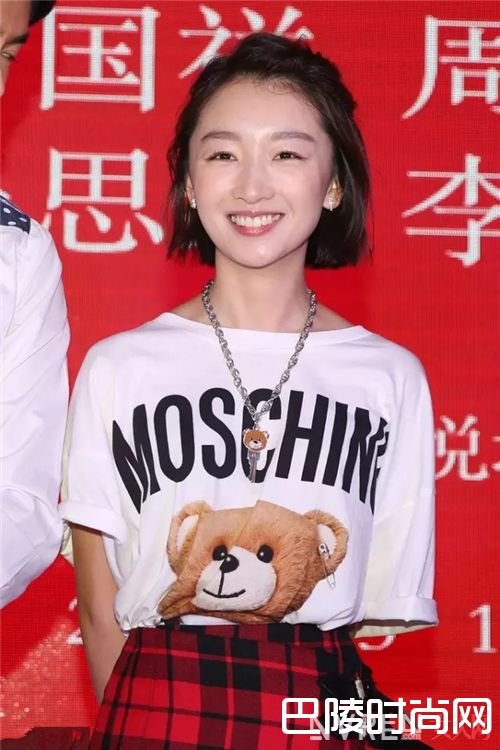MOSCHINO T恤推荐_基础款升级穿搭 给乱穿衣“加点料”