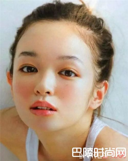 激发保护欲的宿醉腮红_巧用腮红打造完美妆容 这些技巧你get了吗？