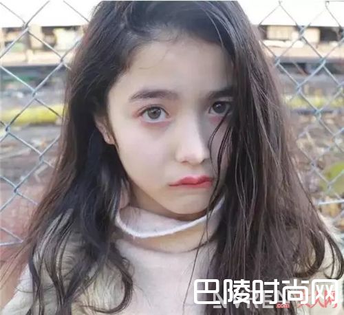 楚楚可怜的睫毛腮红_巧用腮红打造完美妆容 这些技巧你get了吗？