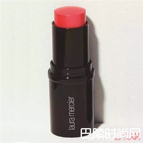 激发保护欲的宿醉腮红_巧用腮红打造完美妆容 这些技巧你get了吗？