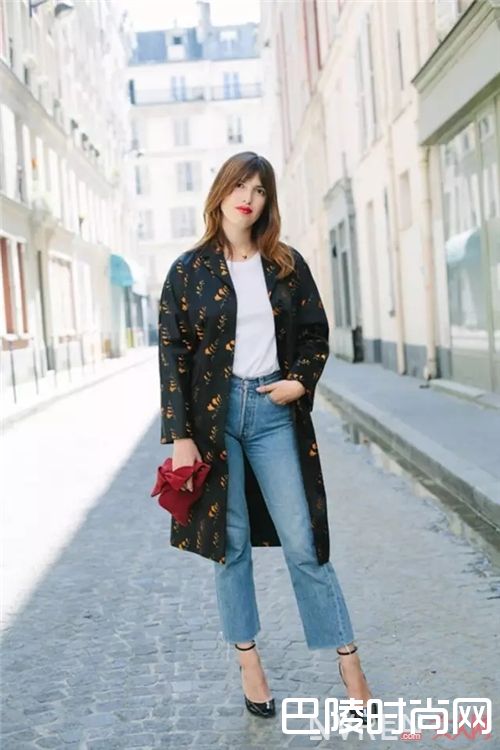 阔脚牛仔裤穿搭技巧_牛仔裤还只会卷裤脚？今年流行的裤子长这样！