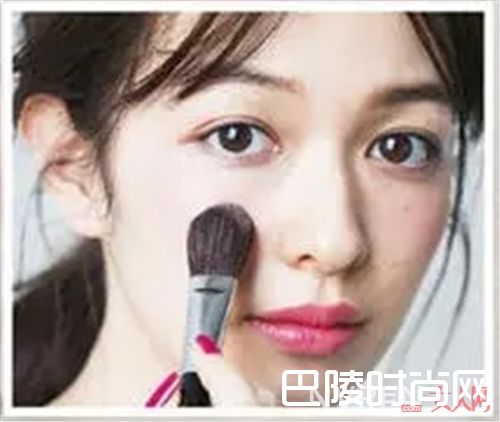 一直很时尚的血色感腮红_巧用腮红打造完美妆容 这些技巧你get了吗？