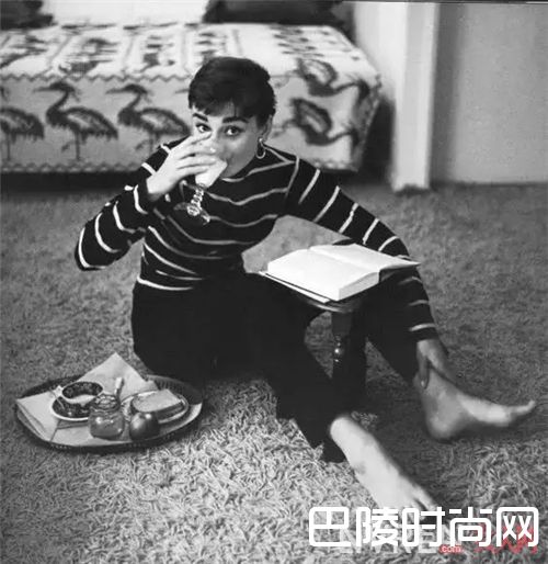 SAINT JAMES T恤搭配_基础款升级穿搭 给乱穿衣“加点料”