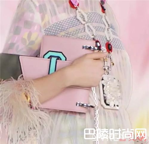 Prada Plexi Ribbon糖果包推荐_没有一个糖果色的包包 你好意思过这个春天吗！