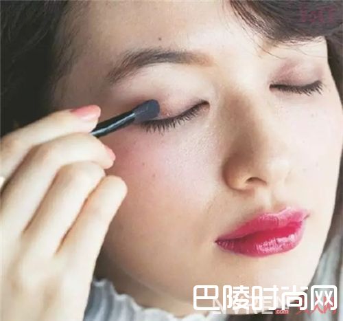 桃花眼才能招桃花_“行走的种草机”！她用过的色号全都卖光光