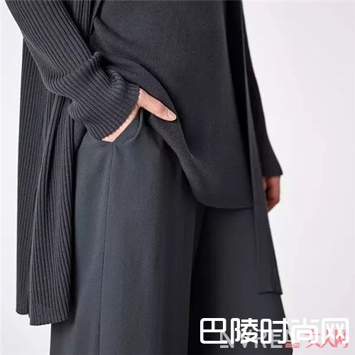 新黑色木炭灰搭配_想要显得年轻？据说搭配这四种颜色就可以了！