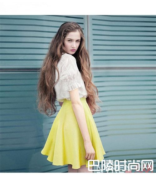 衬衫+小裙子如何搭出大长腿_春季连衣裙该如何搭配 才能彰显你的优雅女神范？