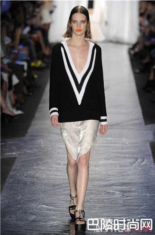 黑白配色V领针织毛衣搭配什么好_春季必败时髦达人心水推荐 高级又舒适必败单品有哪些