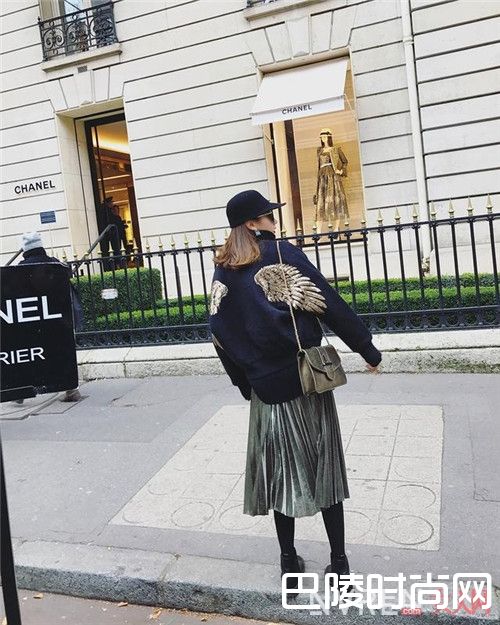 百褶半身裙如何打造可爱复古风_懒人穿搭:春天高腰的穿搭方式教你如何穿出大长腿