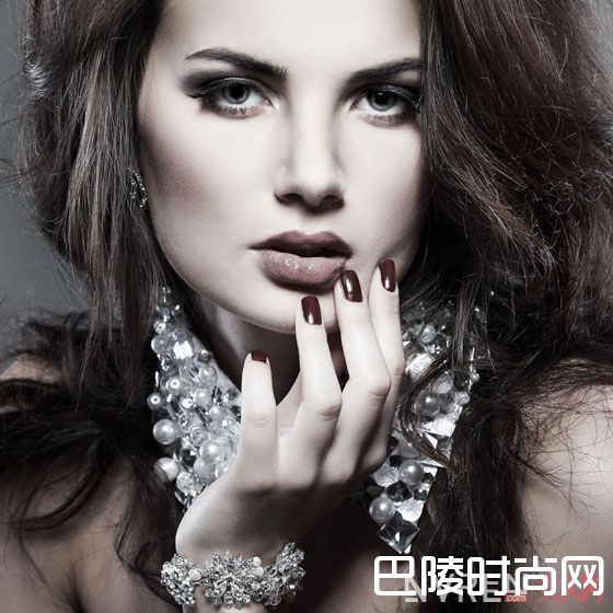 Dallas and Carlos字母标识简介_春季必备哪些搭配利器？这些配饰承包你春季所有搭配