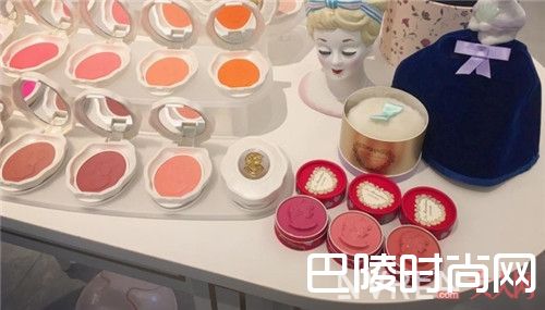 Les Merveilleuses LADURéE限定宮廷浮雕唇膏 简介_春日新鲜好玩的彩妆单品有哪些 这5家新鲜彩妆最抢手