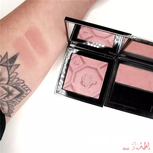 蜂窝腮红_比口红还有效 这10款腮红让直男难以抗拒!