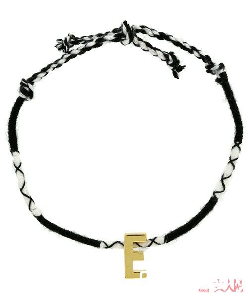 Dallas and Carlos字母标识简介_春季必备哪些搭配利器？这些配饰承包你春季所有搭配