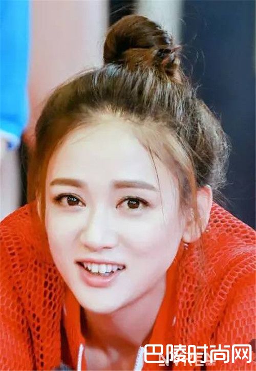 蓬松丸子头介绍_2017年最美发型 爱美的你是时候换一波发型了