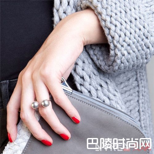 SASKIA DIEZ的配饰简介_春季必备哪些搭配利器？这些配饰承包你春季所有搭配