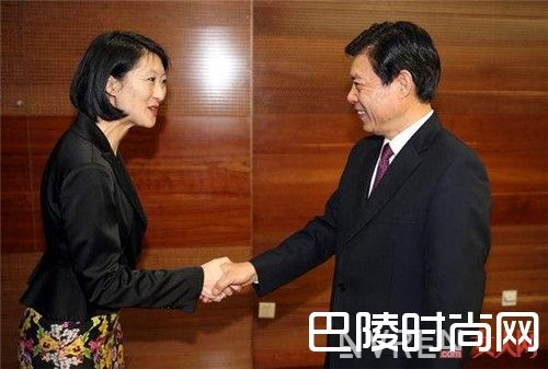 商务谈判时_如何在不同场所使用香水 最强大的香水秘籍看这个就够了