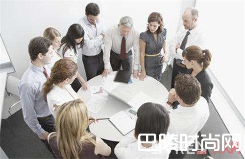 日间职场时_如何在不同场所使用香水 最强大的香水秘籍看这个就够了