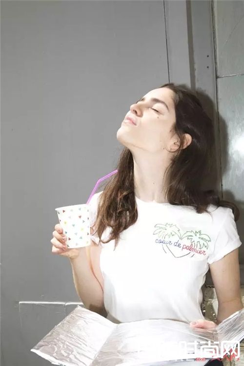 Keur paris刺绣Slogan t-shirt_春日物语 这些美好单品用来送自己永远不嫌多