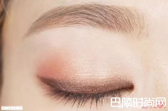华丽金棕色眼妆_实用技术贴——单眼皮女生应该怎样画眼妆？