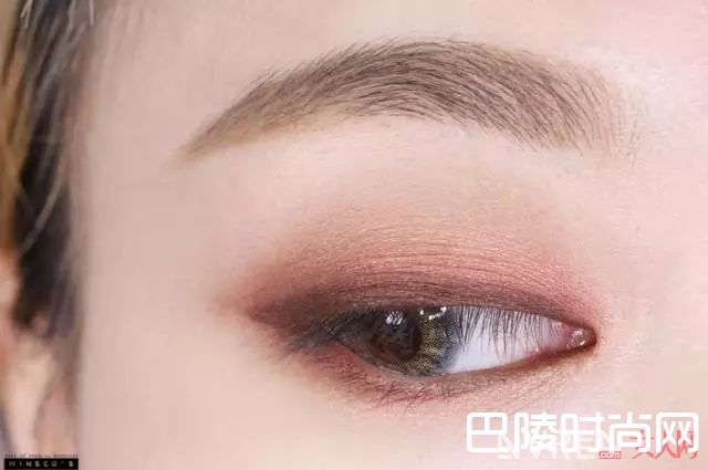 红棕色眼妆_实用技术贴——单眼皮女生应该怎样画眼妆？