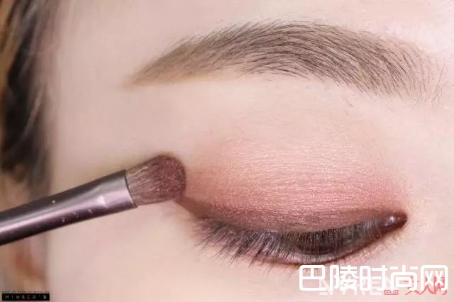 红棕色眼妆_实用技术贴——单眼皮女生应该怎样画眼妆？