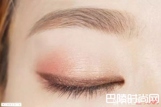 华丽金棕色眼妆_实用技术贴——单眼皮女生应该怎样画眼妆？