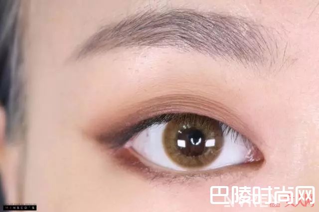 先画眼线法_实用技术贴——单眼皮女生应该怎样画眼妆？
