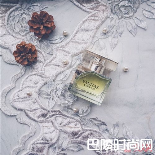 versace浮华传奇浓香水品牌风格_六款神秘感女性香氛大推荐 让他为你神魂颠倒