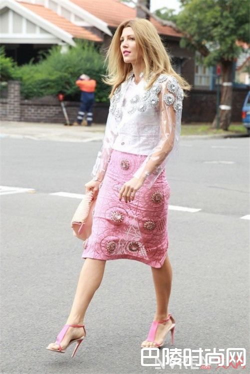 搭配什么半身裙少女心活力到爆_短裙搭配：短款半身裙怎么打造街头少女甜蜜风  