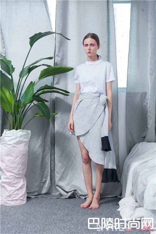 不对称裙子怎么搭配优雅大长腿_短裙搭配:短款半身裙怎么打造街头少女甜蜜风