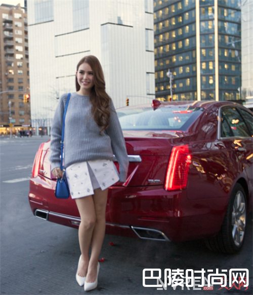 开叉短裙搭配什么率性活力_短裙搭配:短款半身裙怎么打造街头少女甜蜜风