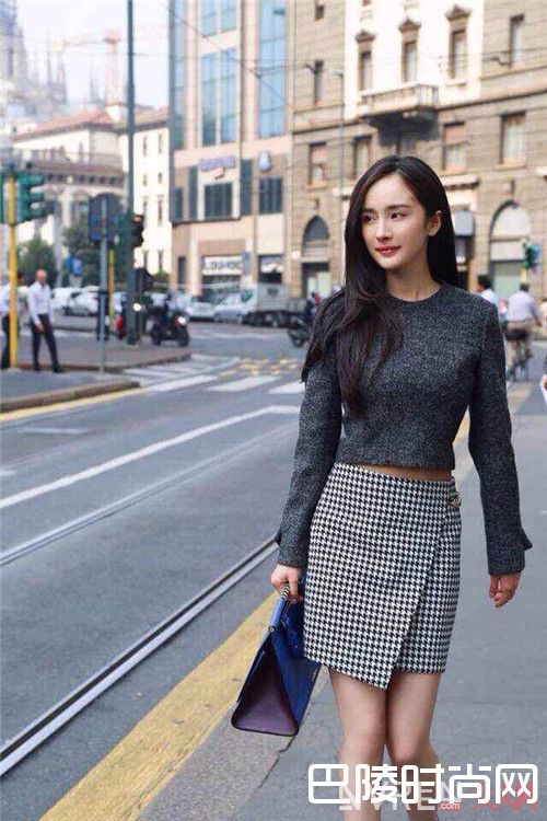 开叉半身裙搭配什么个性活力_短裙搭配:短款半身裙怎么打造街头少女甜蜜风