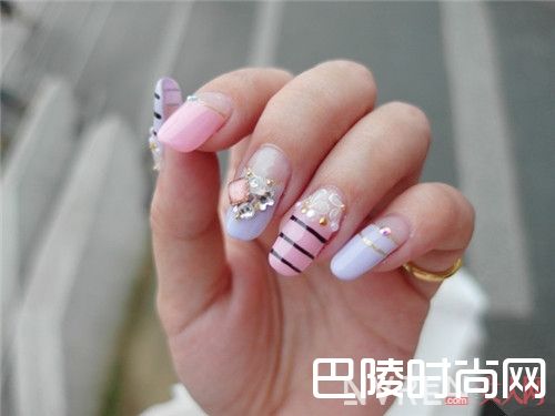 线条元素美甲简介_2017春季十大流行美甲大盘点 给指甲换新装吧！