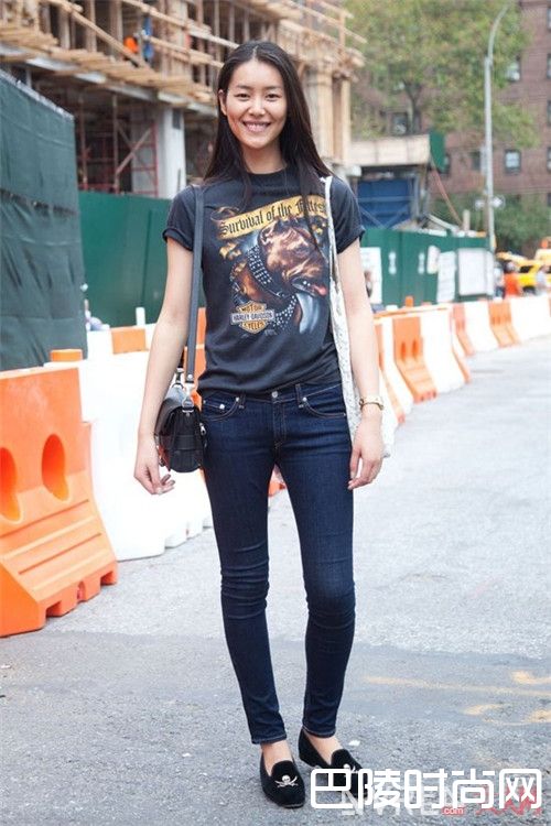 乐福鞋搭配什么有英伦风气质_春寒料峭是穿平底鞋的好时机 怎么穿时髦显高?