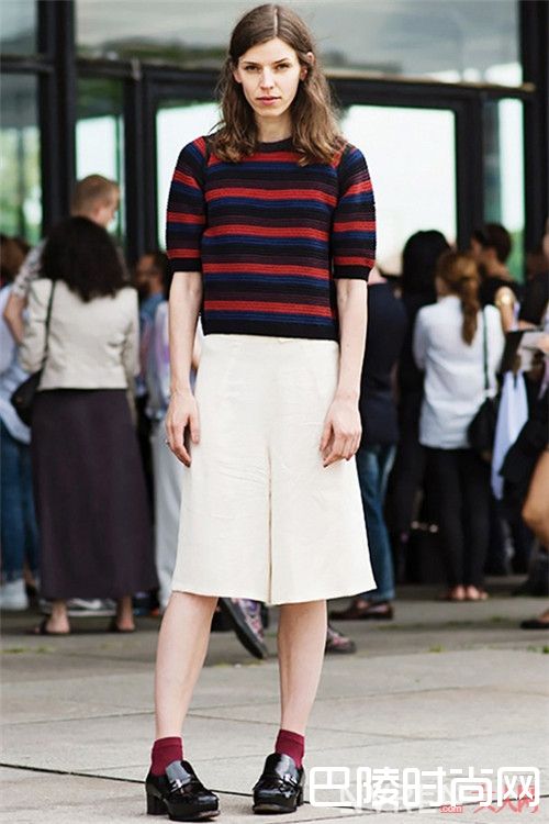 乐福鞋搭配什么有英伦风气质_春寒料峭是穿平底鞋的好时机 怎么穿时髦显高?