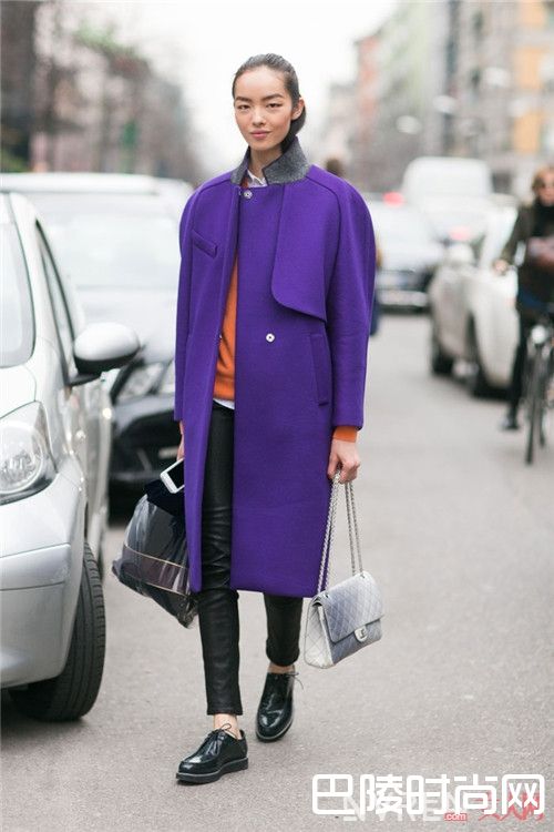 平底踝靴怎么搭配率性_春寒料峭是穿平底鞋的好时机 怎么穿时髦显高?